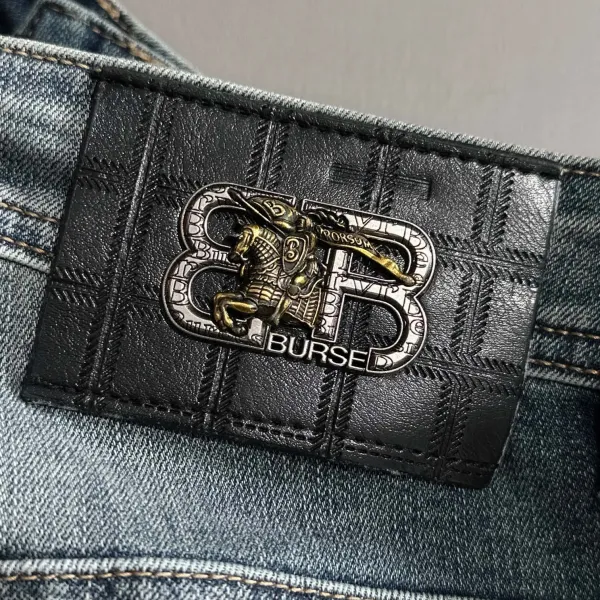 【BURBERRY   公式旗艦店】バーバリー  ジーパン  ご好評に付き再入荷！ 241220