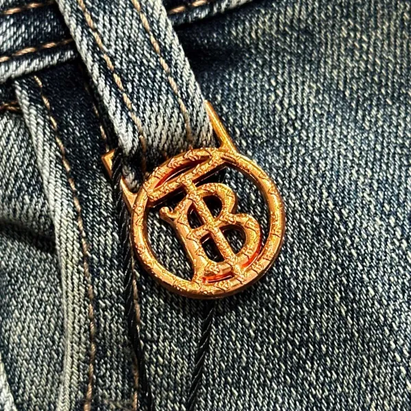 【BURBERRY   公式旗艦店】バーバリー  ジーパン  ご好評に付き再入荷！ 241220