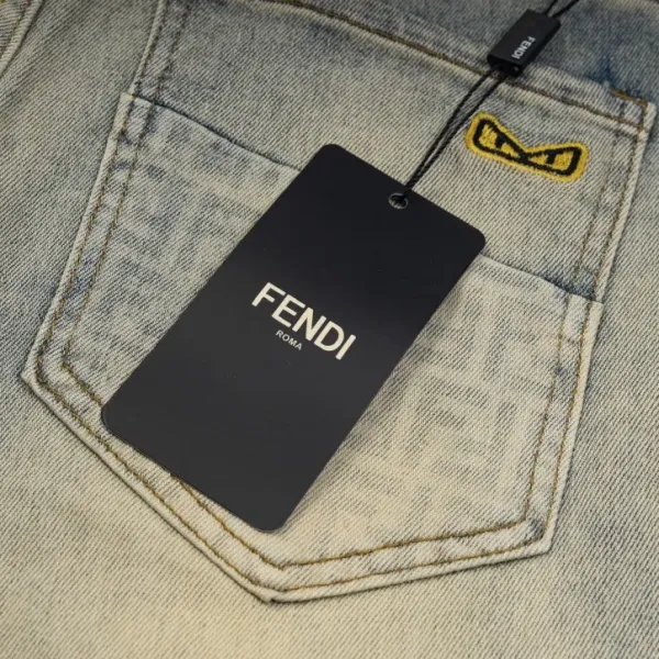 【FENDI 公式旗艦店】フェンディ  ジーパン  ご好評に付き再入荷！ 241220