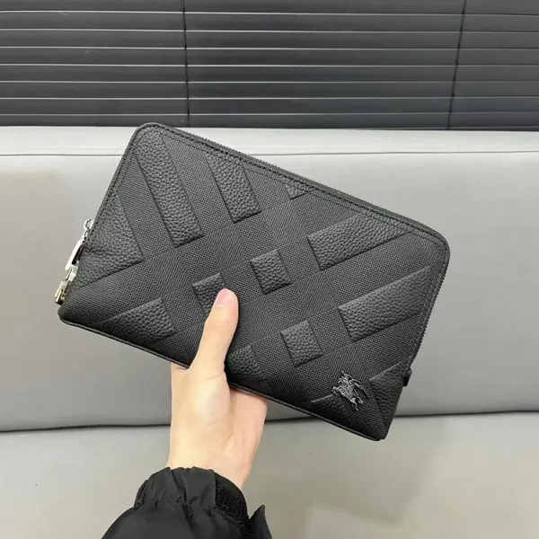 【BURBERRY 公式旗艦店】バーバリー クラッチバッグ  当日出荷 好評に付き再入荷！26*16CM