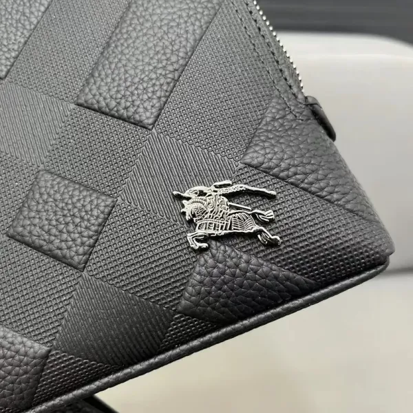 【BURBERRY 公式旗艦店】バーバリー クラッチバッグ  当日出荷 好評に付き再入荷！26*16CM