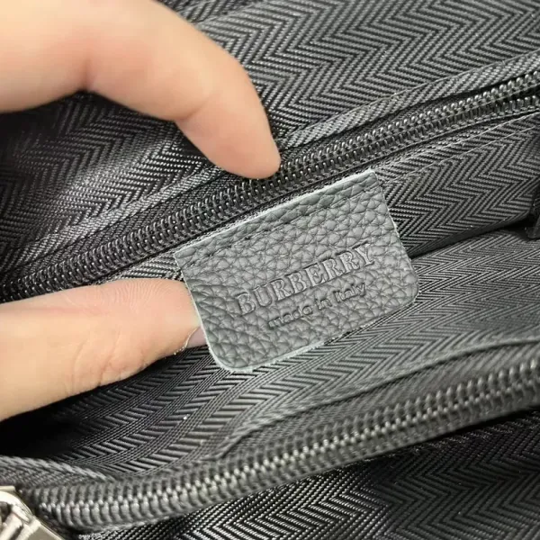 【BURBERRY 公式旗艦店】バーバリー クラッチバッグ  当日出荷 好評に付き再入荷！26*16CM