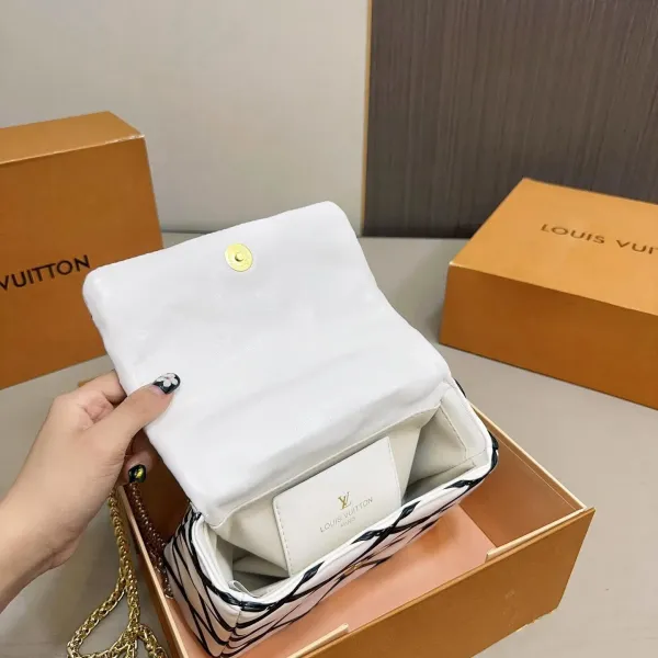 【LOUIS VUITTON 公式旗艦店】ルイヴィトン  斜めがけバッグ 当日出荷 好評に付き再入荷！21*15CM  1240722