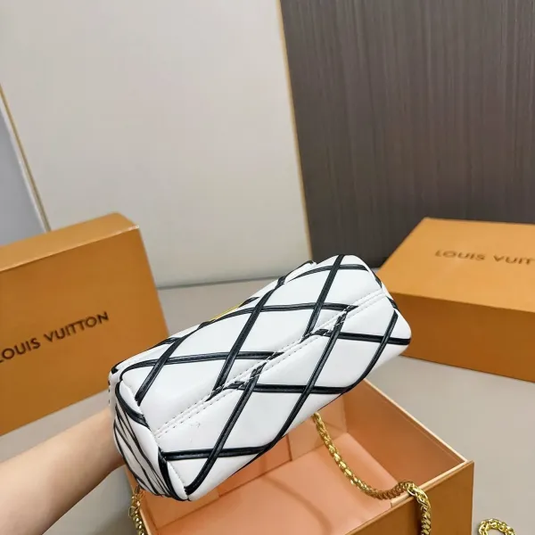 【LOUIS VUITTON 公式旗艦店】ルイヴィトン  斜めがけバッグ 当日出荷 好評に付き再入荷！21*15CM  1240722