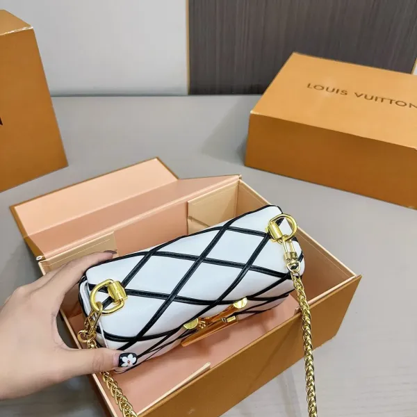 【LOUIS VUITTON 公式旗艦店】ルイヴィトン  斜めがけバッグ 当日出荷 好評に付き再入荷！21*15CM  1240722