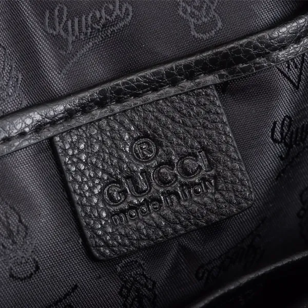 【GUCCI 公式 旗艦店】グッチ 胸ポケット当日出荷 好評に付き再入荷！32*17*4CM