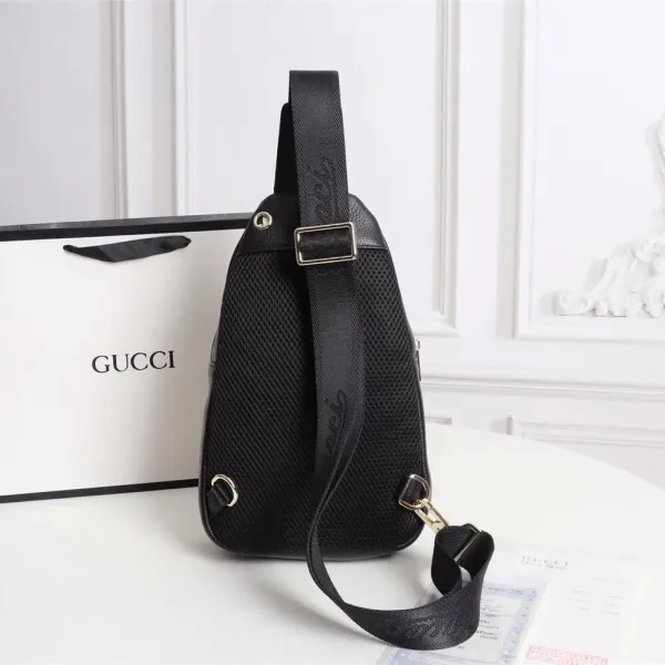 【GUCCI 公式 旗艦店】グッチ 胸ポケット当日出荷 好評に付き再入荷！30*18*7CM