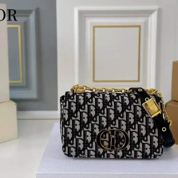 【DIOR公式旗艦店】ディオール  斜めがけバッグ 当日出荷 好評に付き再入荷！20*12CM 240720