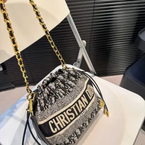 【DIOR公式旗艦店】ディオール  斜めがけバッグ 当日出荷 好評に付き再入荷！18*18.5CM 240720