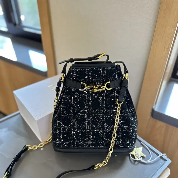 【DIOR公式旗艦店】ディオール  ハンドバッグ   当日出荷 好評に付き再入荷！24CM 240720