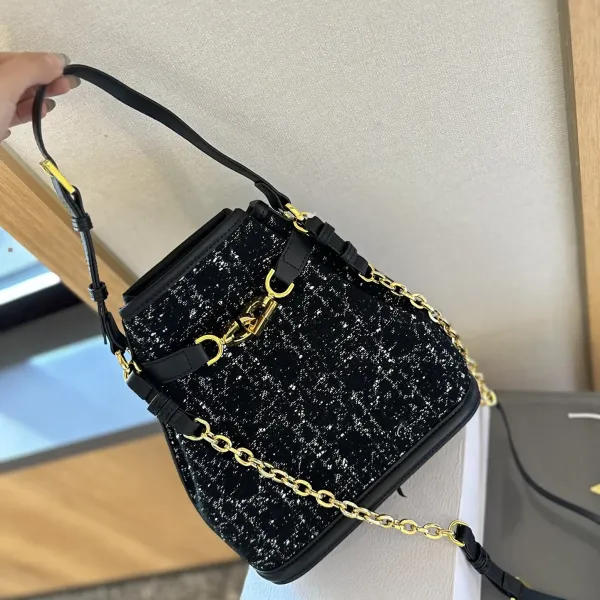 【DIOR公式旗艦店】ディオール  ハンドバッグ   当日出荷 好評に付き再入荷！24CM 240720