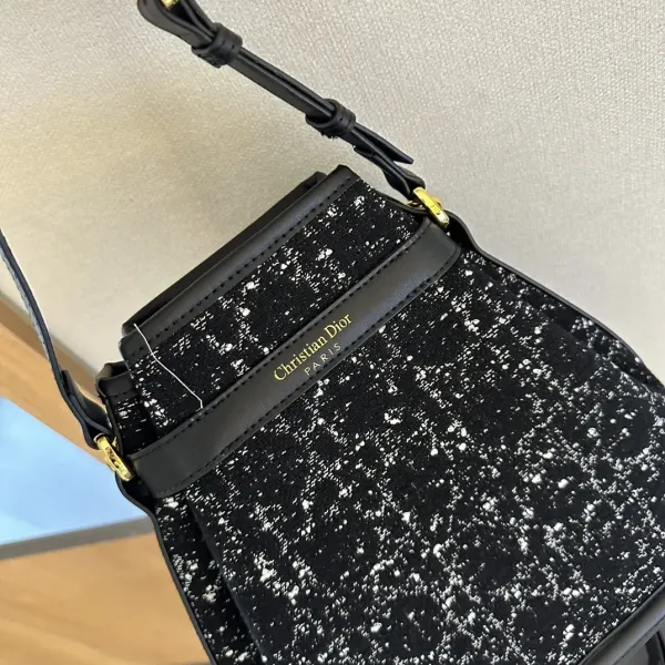 【DIOR公式旗艦店】ディオール  ハンドバッグ   当日出荷 好評に付き再入荷！24CM 240720