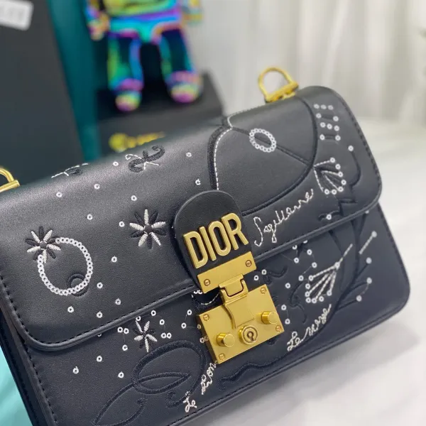 【DIOR  公式 旗艦店】ディオール   ショルダーバッグ 当日出荷 好評に付き再入荷！24*16CM