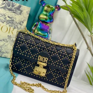 【DIOR  公式 旗艦店】ディオール   ショルダーバッグ 当日出荷 好評に付き再入荷！24*16CM