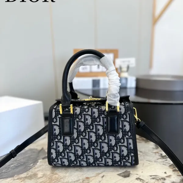 【DIOR  公式 旗艦店】ディオール   ショルダーバッグ 当日出荷 好評に付き再入荷！19*13CM