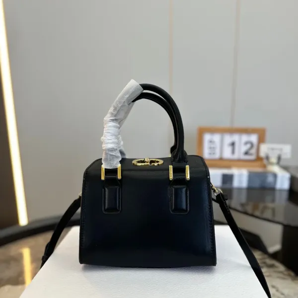 【DIOR  公式 旗艦店】ディオール   ショルダーバッグ 当日出荷 好評に付き再入荷！19*13CM