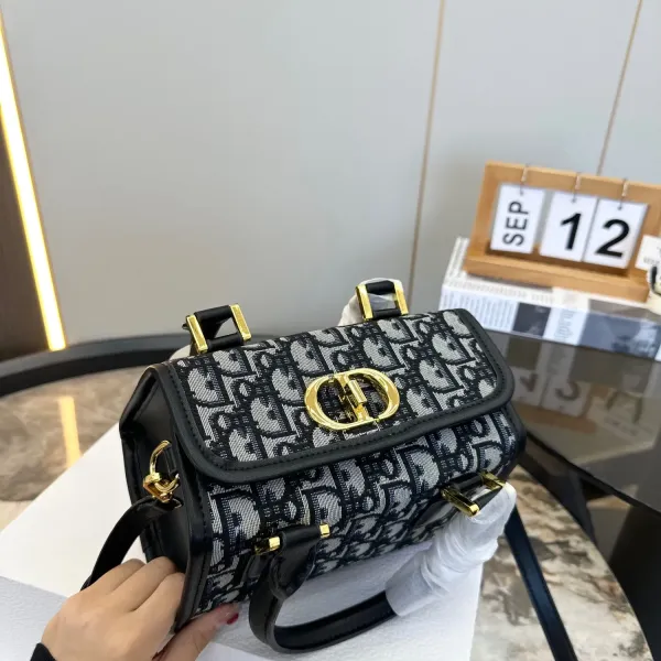 【DIOR  公式 旗艦店】ディオール   ショルダーバッグ 当日出荷 好評に付き再入荷！19*13CM