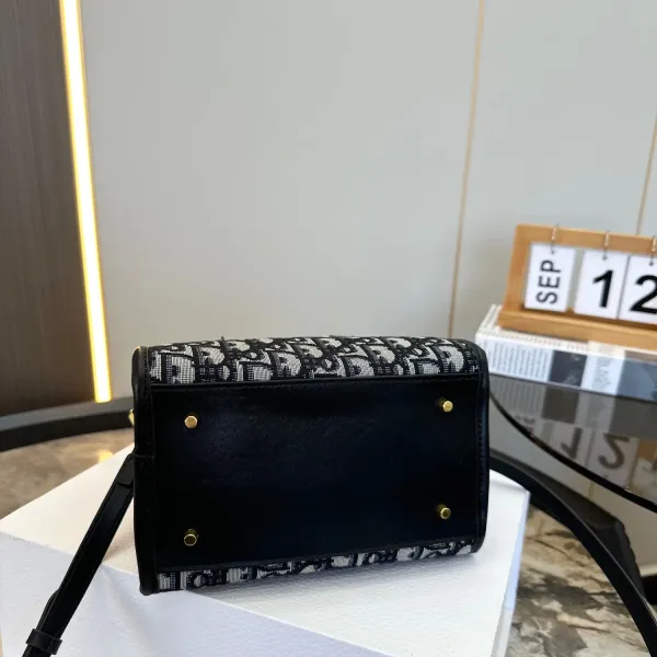 【DIOR  公式 旗艦店】ディオール   ショルダーバッグ 当日出荷 好評に付き再入荷！19*13CM