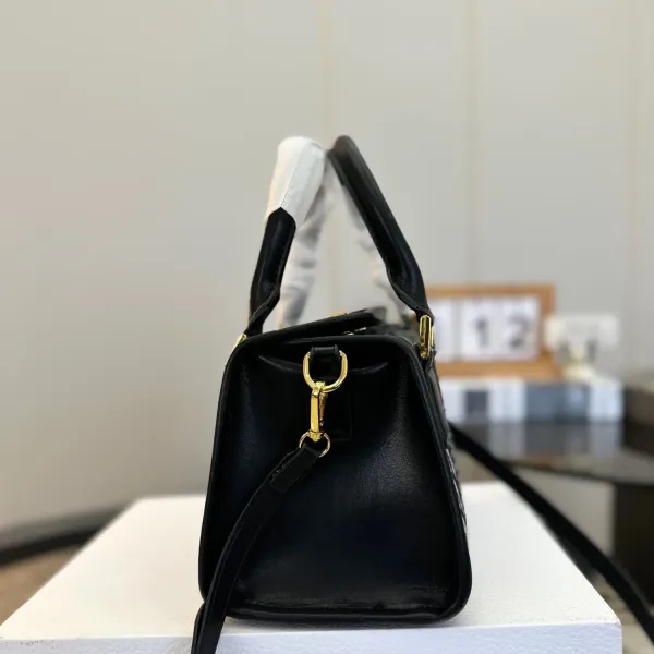 【DIOR  公式 旗艦店】ディオール   ショルダーバッグ 当日出荷 好評に付き再入荷！19*13CM