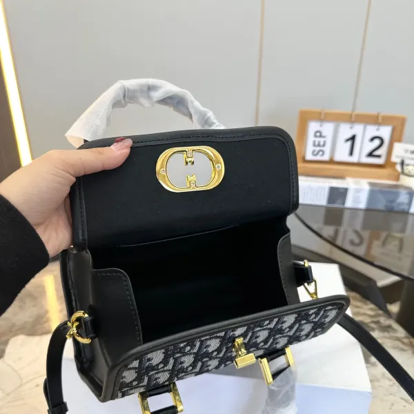【DIOR  公式 旗艦店】ディオール   ショルダーバッグ 当日出荷 好評に付き再入荷！19*13CM