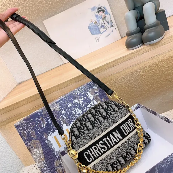 【DIOR  公式 旗艦店】ディオール   ショルダーバッグ 当日出荷 好評に付き再入荷！21*16CM