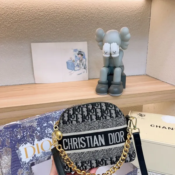 【DIOR  公式 旗艦店】ディオール   ショルダーバッグ 当日出荷 好評に付き再入荷！21*16CM