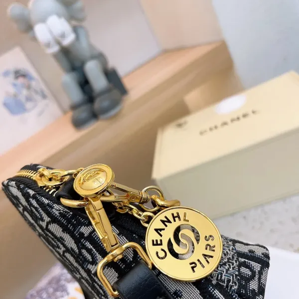 【DIOR  公式 旗艦店】ディオール   ショルダーバッグ 当日出荷 好評に付き再入荷！21*16CM