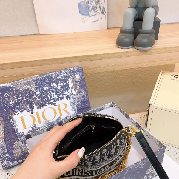 【DIOR  公式 旗艦店】ディオール   ショルダーバッグ 当日出荷 好評に付き再入荷！21*16CM