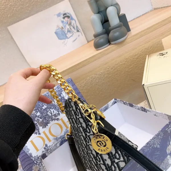 【DIOR  公式 旗艦店】ディオール   ショルダーバッグ 当日出荷 好評に付き再入荷！21*16CM