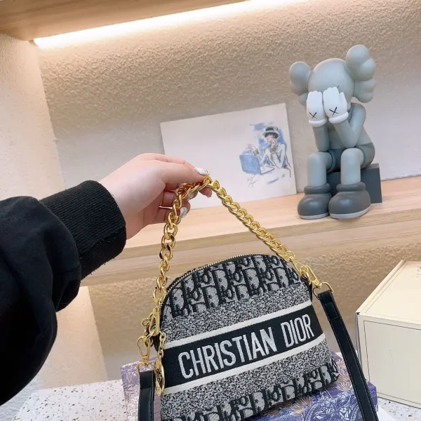 【DIOR  公式 旗艦店】ディオール   ショルダーバッグ 当日出荷 好評に付き再入荷！21*16CM