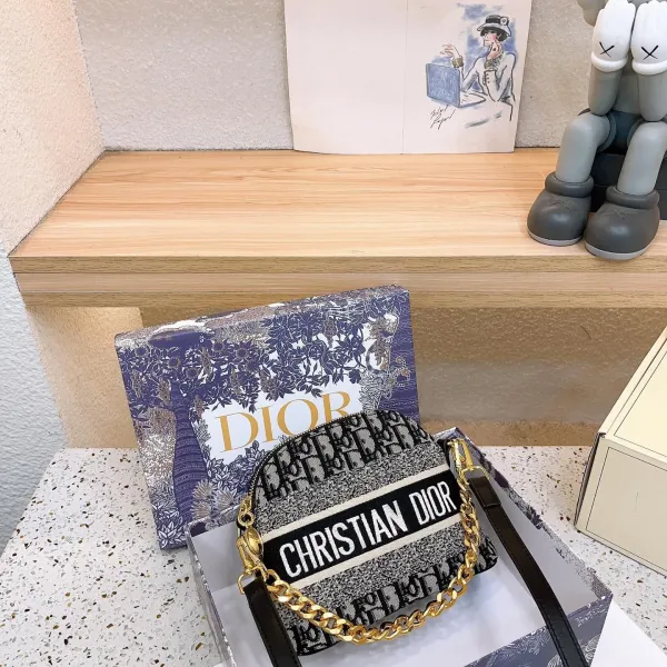 【DIOR  公式 旗艦店】ディオール   ショルダーバッグ 当日出荷 好評に付き再入荷！21*16CM