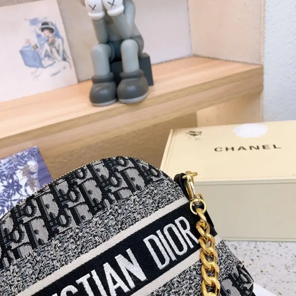 【DIOR  公式 旗艦店】ディオール   ショルダーバッグ 当日出荷 好評に付き再入荷！21*16CM