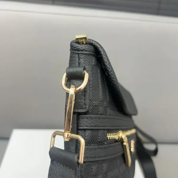 【BURBERRY 公式旗艦店】バーバリー  斜めがけバッグ 当日出荷 好評に付き再入荷！30*20CM