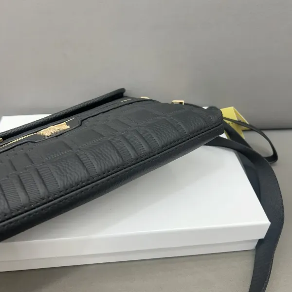 【BURBERRY 公式旗艦店】バーバリー  斜めがけバッグ 当日出荷 好評に付き再入荷！30*20CM