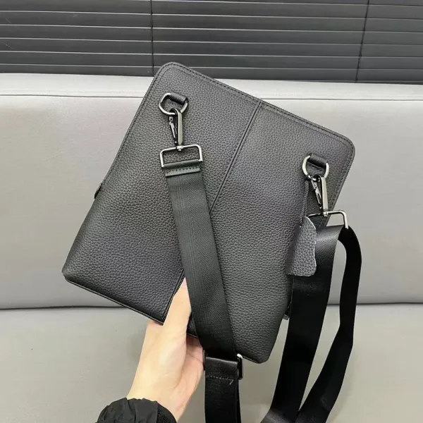 【BURBERRY 公式旗艦店】バーバリー  斜めがけバッグ 当日出荷 好評に付き再入荷！23*26CM