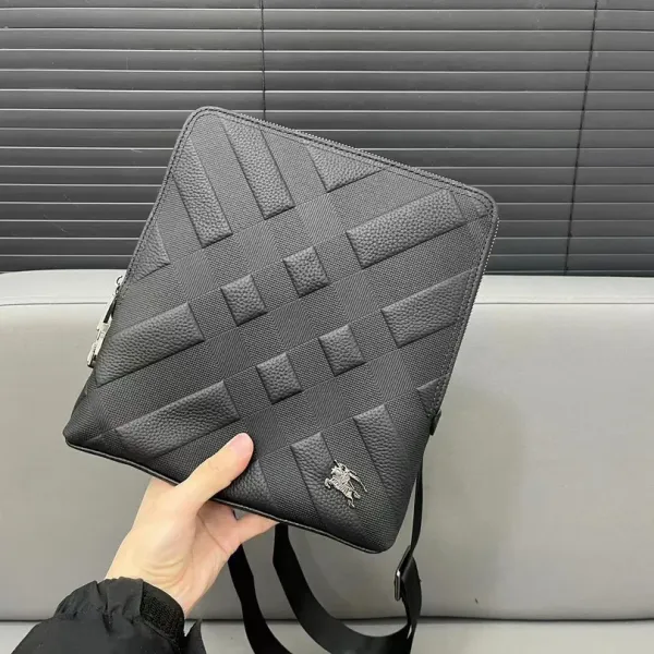【BURBERRY 公式旗艦店】バーバリー  斜めがけバッグ 当日出荷 好評に付き再入荷！23*26CM