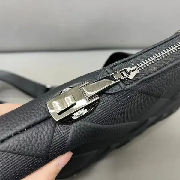 【BURBERRY 公式旗艦店】バーバリー  斜めがけバッグ 当日出荷 好評に付き再入荷！23*26CM