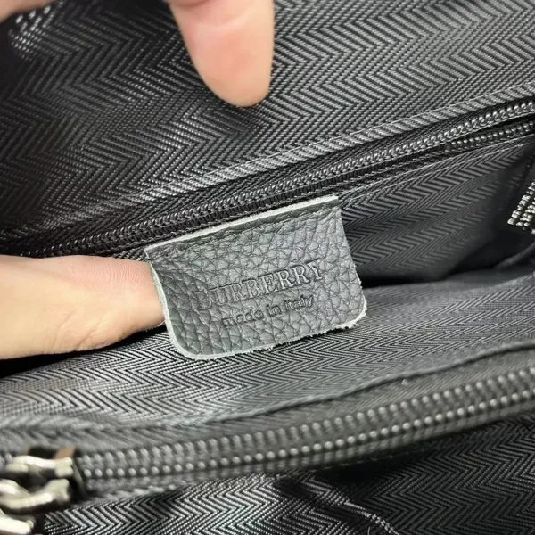 【BURBERRY 公式旗艦店】バーバリー  斜めがけバッグ 当日出荷 好評に付き再入荷！23*26CM