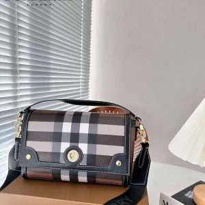 【BURBERRY 公式旗艦店】バーバリー   斜めがけバッグ当日出荷 好評に付き再入荷！24*15CM