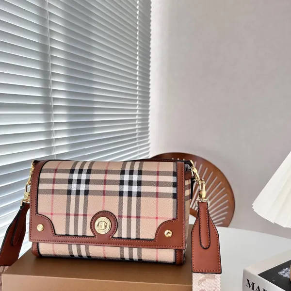 【BURBERRY 公式旗艦店】バーバリー   斜めがけバッグ当日出荷 好評に付き再入荷！24*15CM