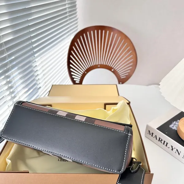 【BURBERRY 公式旗艦店】バーバリー   斜めがけバッグ当日出荷 好評に付き再入荷！24*15CM