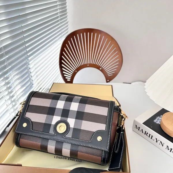 【BURBERRY 公式旗艦店】バーバリー   斜めがけバッグ当日出荷 好評に付き再入荷！24*15CM