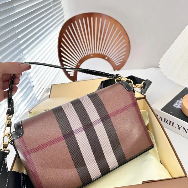 【BURBERRY 公式旗艦店】バーバリー   斜めがけバッグ当日出荷 好評に付き再入荷！24*15CM