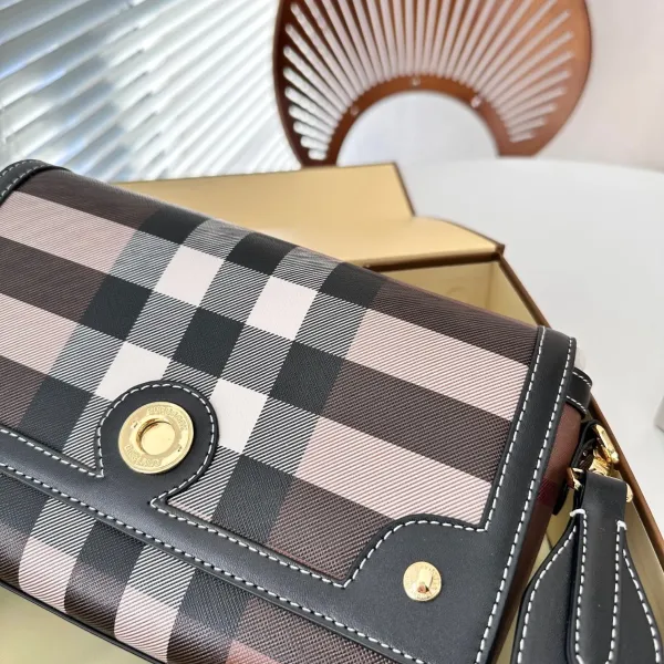 【BURBERRY 公式旗艦店】バーバリー   斜めがけバッグ当日出荷 好評に付き再入荷！24*15CM