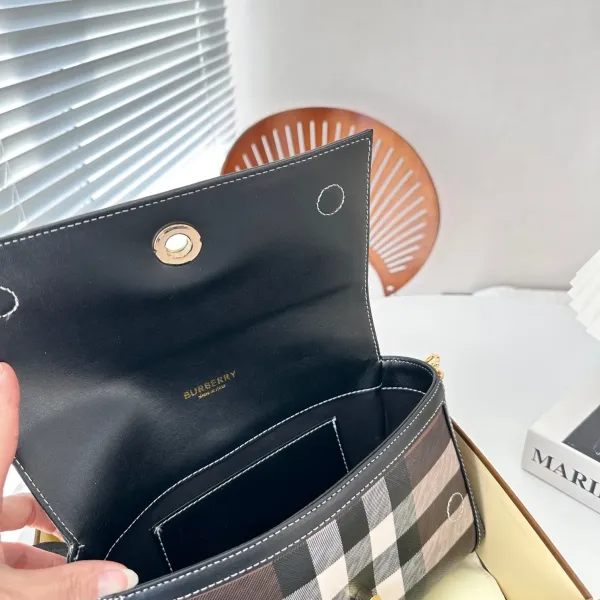 【BURBERRY 公式旗艦店】バーバリー   斜めがけバッグ当日出荷 好評に付き再入荷！24*15CM