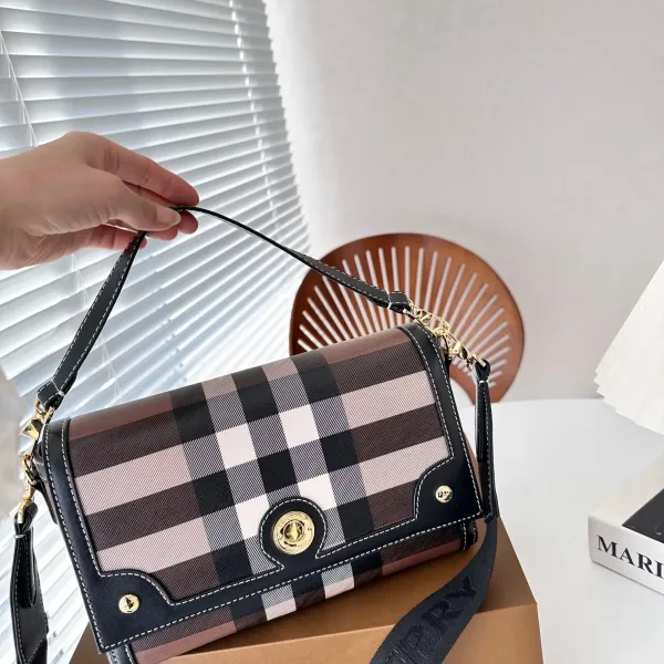 【BURBERRY 公式旗艦店】バーバリー   斜めがけバッグ当日出荷 好評に付き再入荷！24*15CM