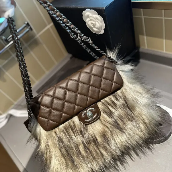 【CHANEL 公式旗艦店】シャネル   ショルダーバッグ  当日出荷 好評に付き再入荷！20*12CM