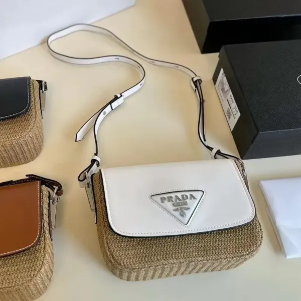 【PRADA  公式 旗艦店】プラダ  斜めがけバッグ 当日出荷 好評に付き再入荷！26*16CM 240719