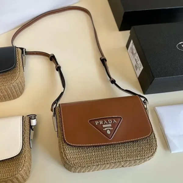 【PRADA  公式 旗艦店】プラダ  斜めがけバッグ 当日出荷 好評に付き再入荷！26*16CM 240719