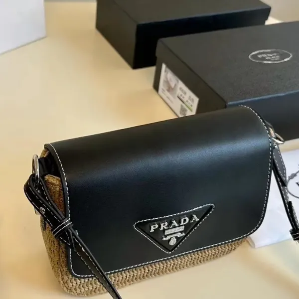 【PRADA  公式 旗艦店】プラダ  斜めがけバッグ 当日出荷 好評に付き再入荷！26*16CM 240719